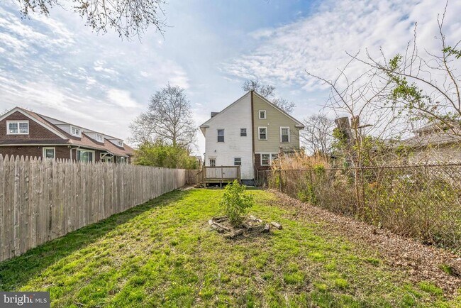 Building Photo - 557 9th Ave