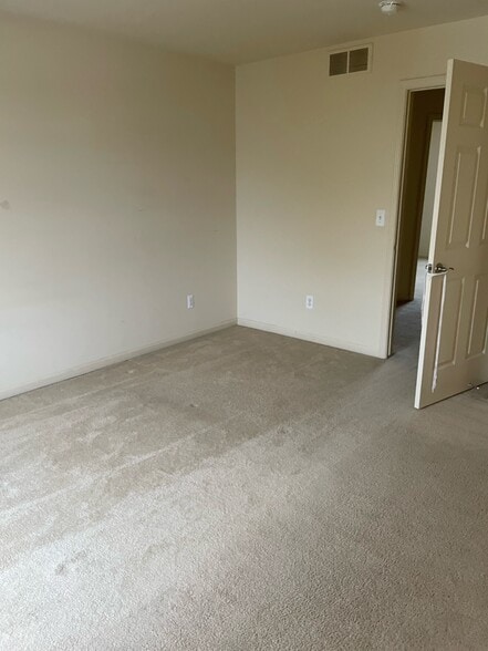 Building Photo - 23950 Noble Dr