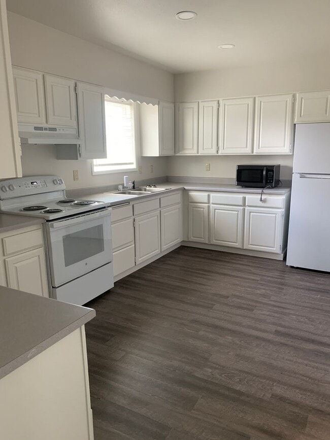 Building Photo - Updated home!