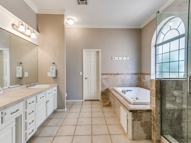 Building Photo - Large 4-Bedroom Home in Edmond Schools