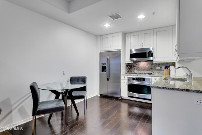 Building Photo - 7131 E Rancho Vista Dr