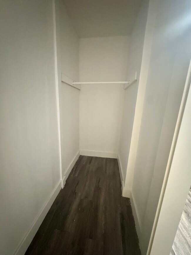 Building Photo - 616 E 6th St