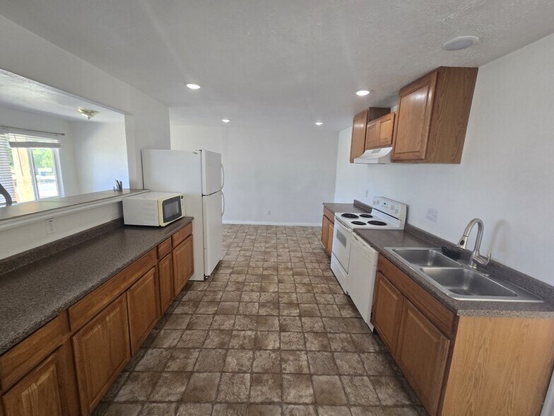 Building Photo - 509 W 200 S