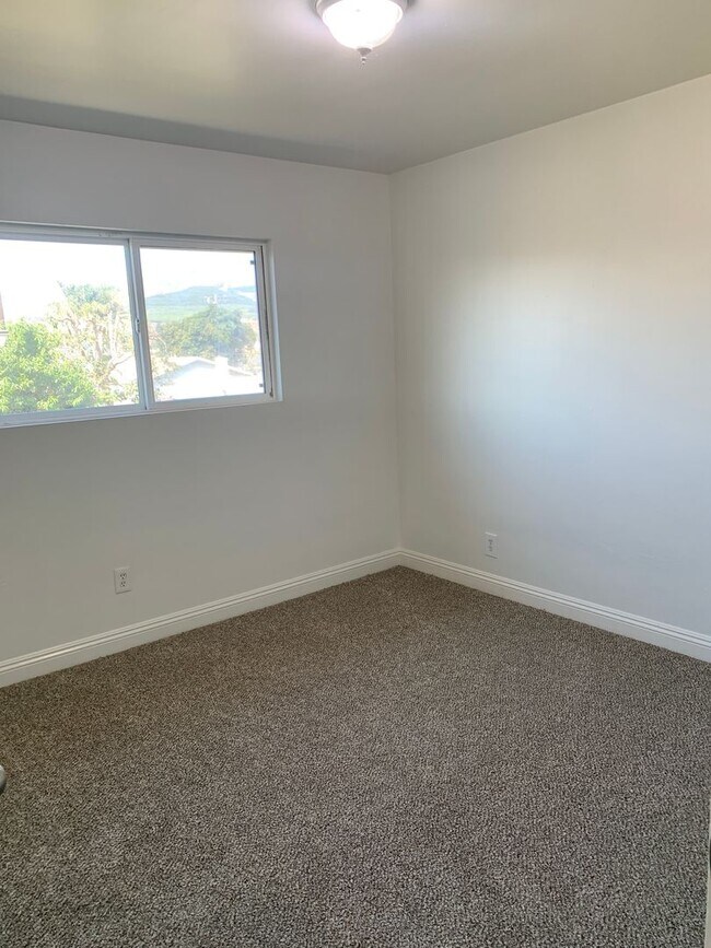 Building Photo - For Lease 2+1 Upstairs Duplex Ventura, CA