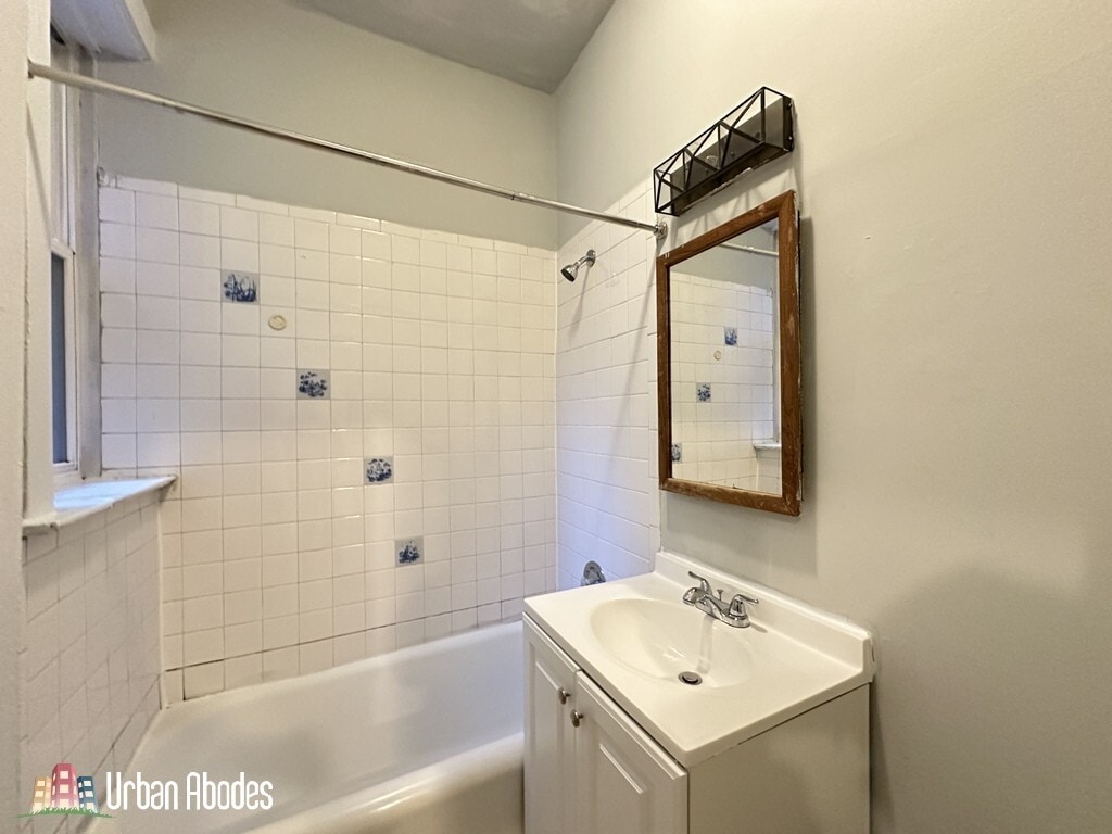 Building Photo - 515 W Melrose St