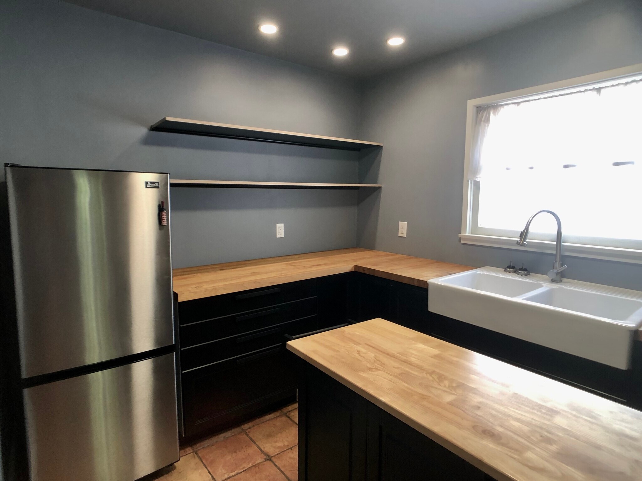 studio kitchen - 2631 Kenwood Ave