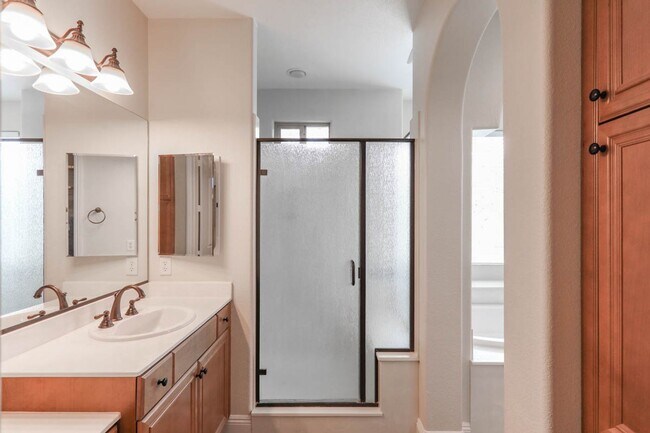 Building Photo - Summerlin Vistas Pool Home w/ Bed and Bath...