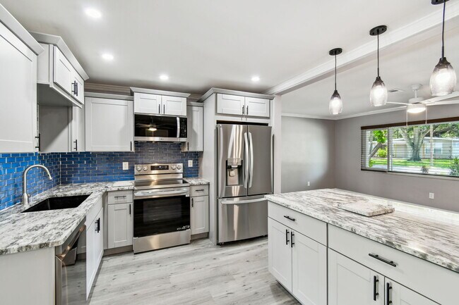 Building Photo - 528 Manor Dr