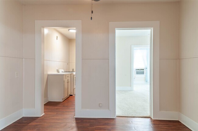 Building Photo - 405 W Clay St