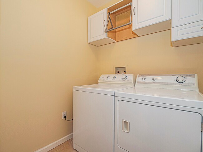 Building Photo - 5045 Fairways Cir