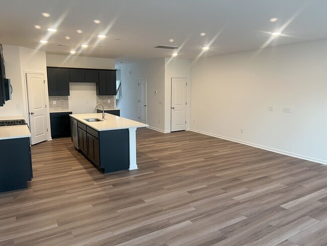 Building Photo - Bright & Modern 3-Bedroom Townhome in a Prime Triangle Location!