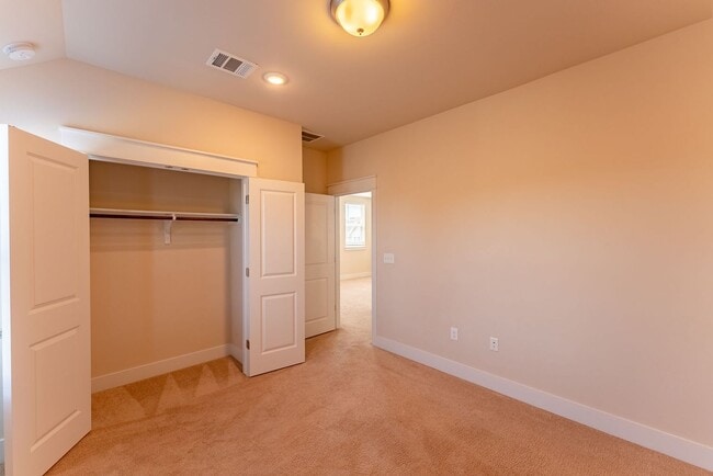 Building Photo - Beautiful 3 bedroom home in Gated community!