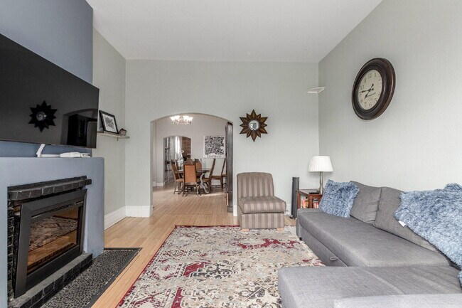 Building Photo - Lovely Victorian duplex for rent 2 bed / 1 bath