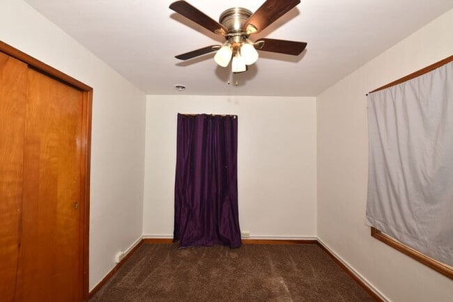 Building Photo - Mishawaka South West Near Park and local universities