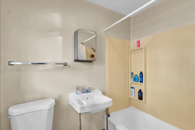 Building Photo - 907 E California Ave