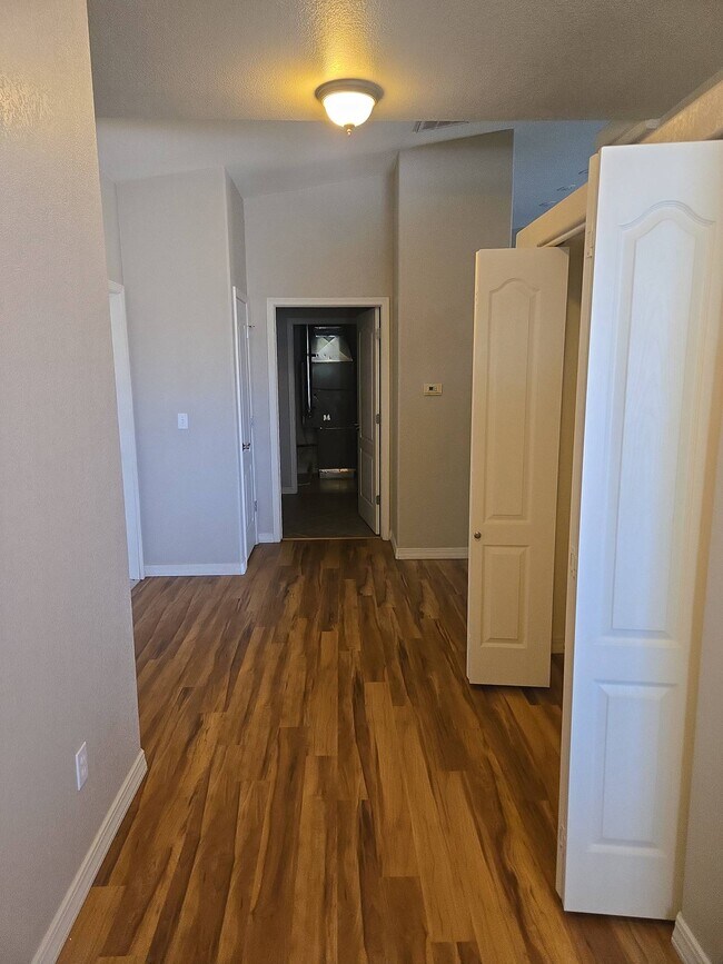 Building Photo - 729 Skyview Ct