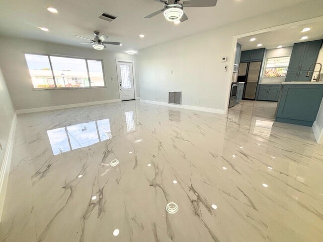 Building Photo - 1307 SW 24th St