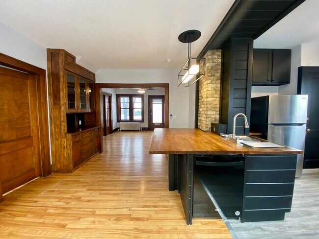 Building Photo - 780 Curfew St