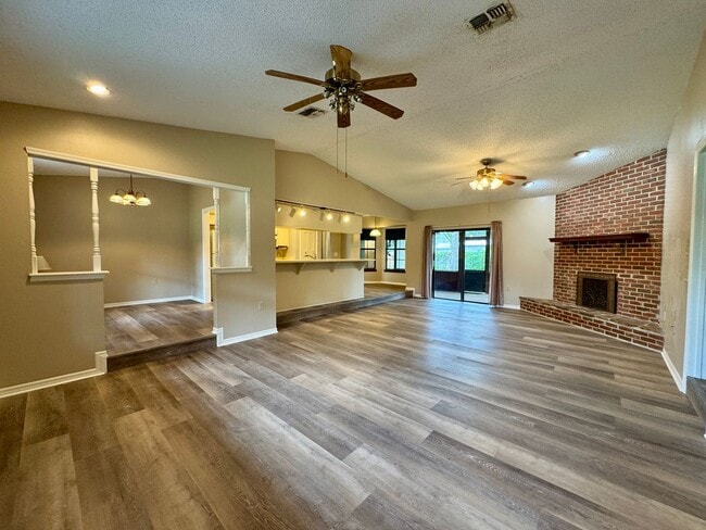 Building Photo - Fantastic 3/2 Sorrento Home with NO HOA!