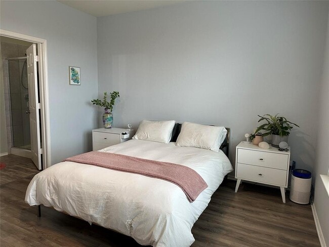 Building Photo - 302 Eves Necklace Dr.