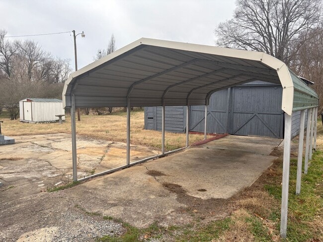 Building Photo - 2 Bedroom, 1 Bathroom House in Winston-Salem!