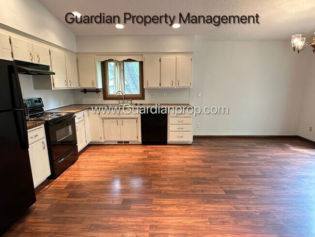 Building Photo - Crystal Single Family Home, Large Fenced Back Yard, 2 Car Garage, Dishwasher, Available Sept 1st