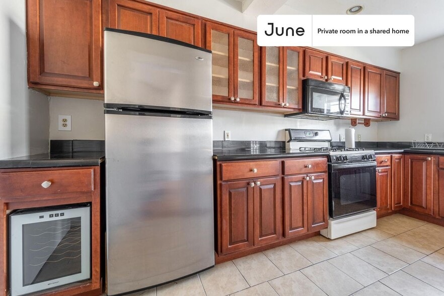 Building Photo - Room in Shared 2 bed/1 bath home in Columbia Heights