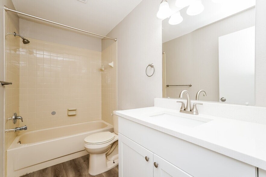 Building Photo - 914 Axlewood Cir