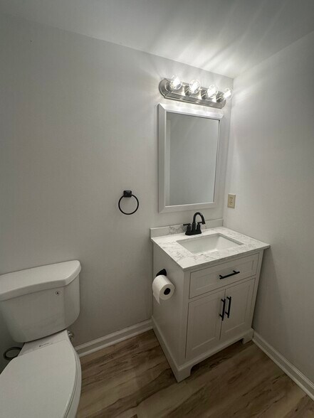 Building Photo - 910 Dolphin Ct