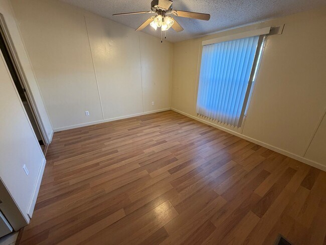 Building Photo - AVAILABLE NOW!