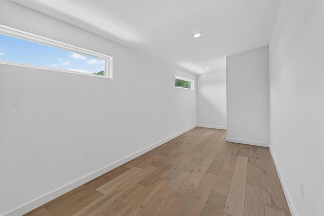 Building Photo - 5305 Ledesma Rd