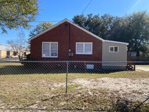 Building Photo - 2 Bedroom House in West Columbia Available for Rent Now