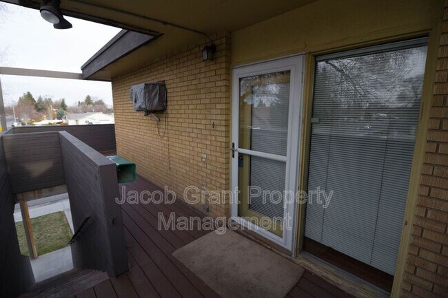 Building Photo - 220 N Fanning Ave