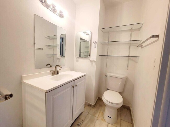 Building Photo - 15702 E Waterside Cir