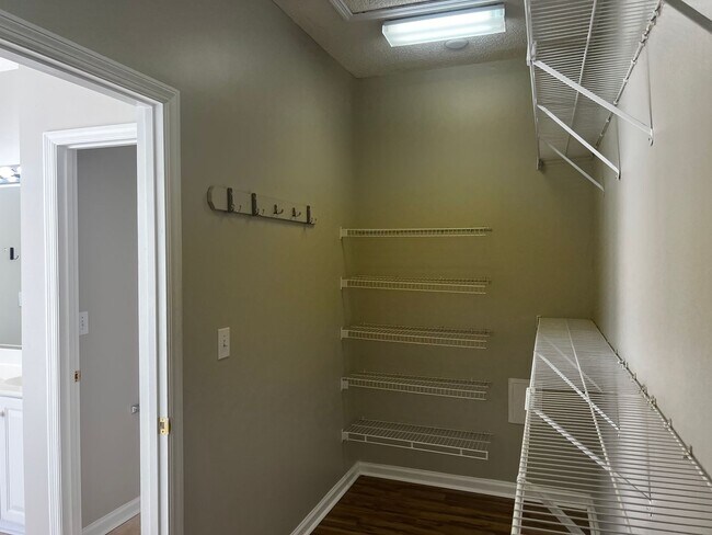 Building Photo - 404 Blackberry Ln