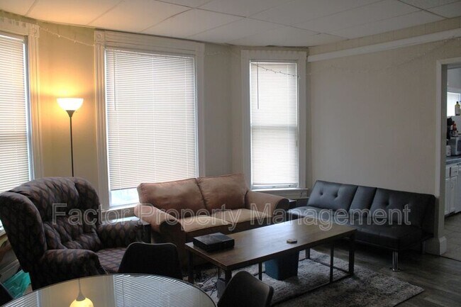 Building Photo - 328 N 6th St