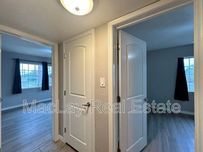 Building Photo - 1802 E Hubbell St