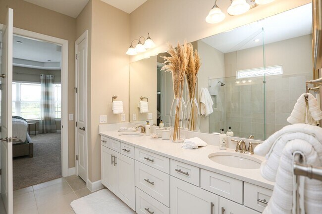 Building Photo - BRAND NEW** STUNNING POOL HOME**PROFESSIONALLY DECORATED**3 BEDS + DEN/ 3 FULL BATHS***ESPLANADE ...