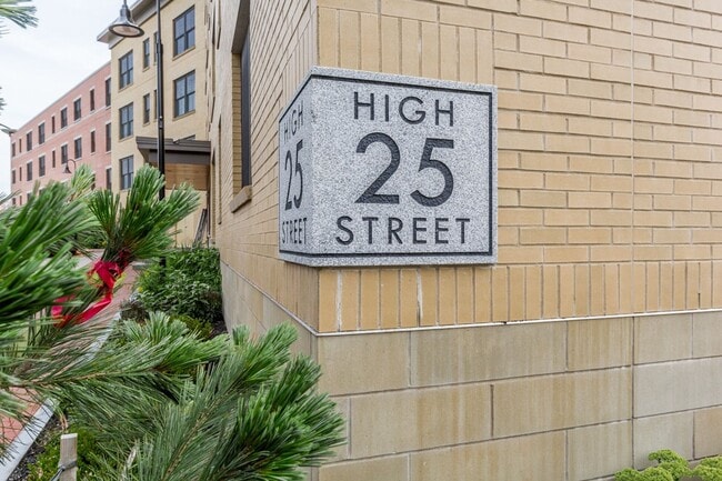 Building Photo - 1BR/1BA - Beautiful Updated Condo in Downtown Portland