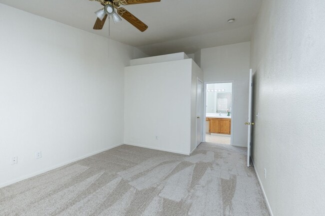 Building Photo - Refurbished upstairs two bedroom in well maintained East side gated complex