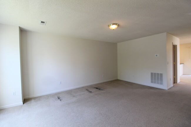 Building Photo - Liberty square end unit townhome for rent!