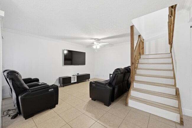 Building Photo - 301 Lakewood Dr