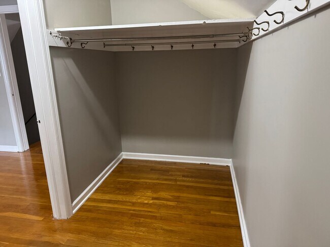 Building Photo - 3 Bedroom 1.5 bathroom Single Family Home, Upper Arlington Schools