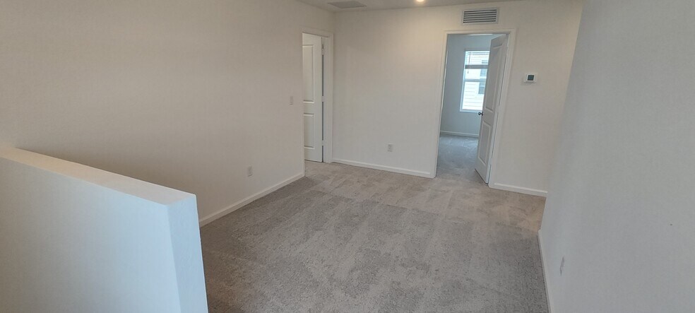 Building Photo - 667 Carlyle Way