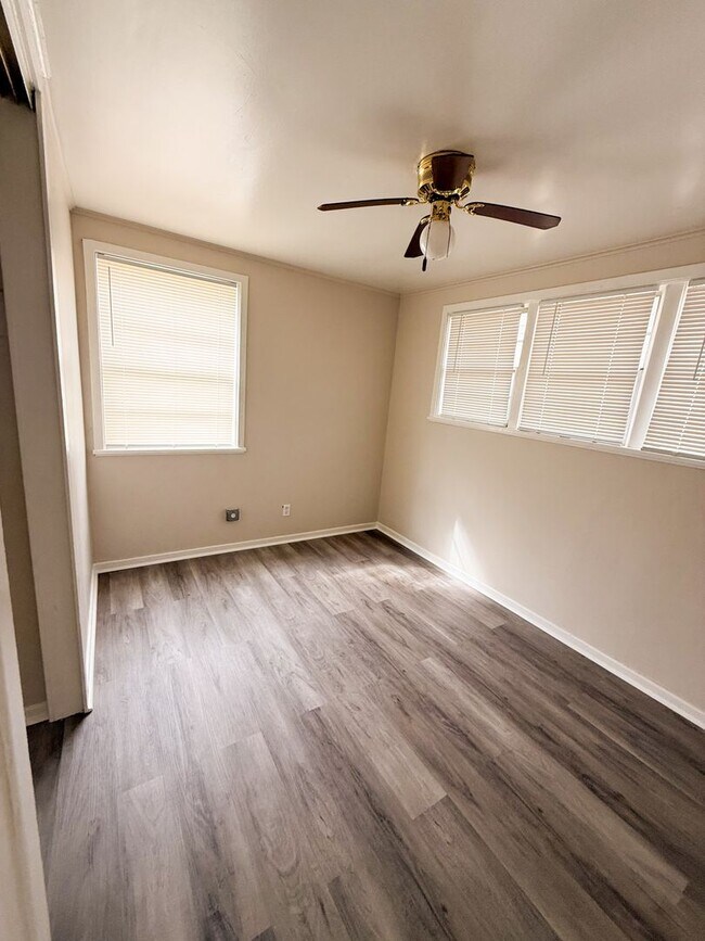 Building Photo - 2111 Robin St