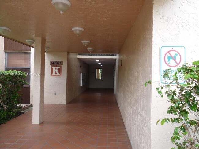 Building Photo - 14601 N Kendall Dr