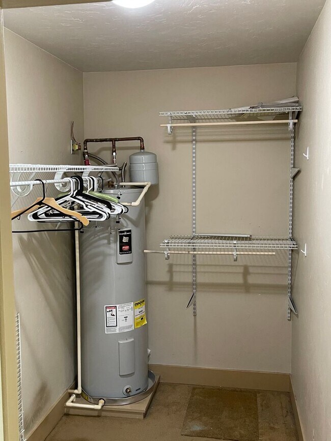 Building Photo - Custom 3-Bedroom with Fenced Yard in heart of Sisters!