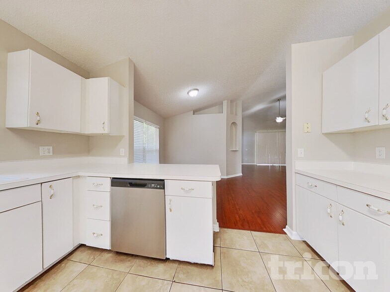 Building Photo - 545 Randon Terrace