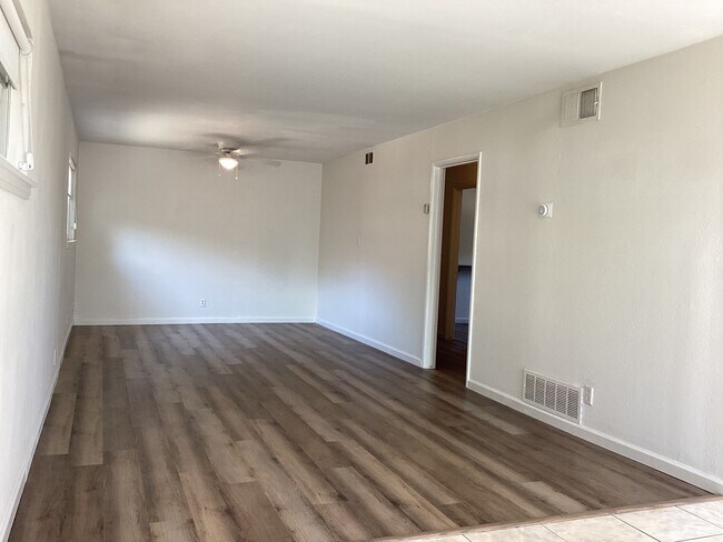 Building Photo - 304 Oxford Ave