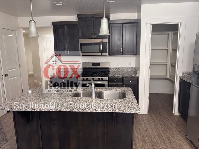 Building Photo - Beautiful Desert Canyon 4 Bedroom / 2.5 Ba...